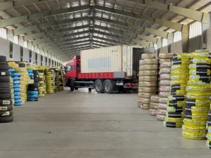 تخلیه بار انبار پی تی سی گروپ از نمای داخلی