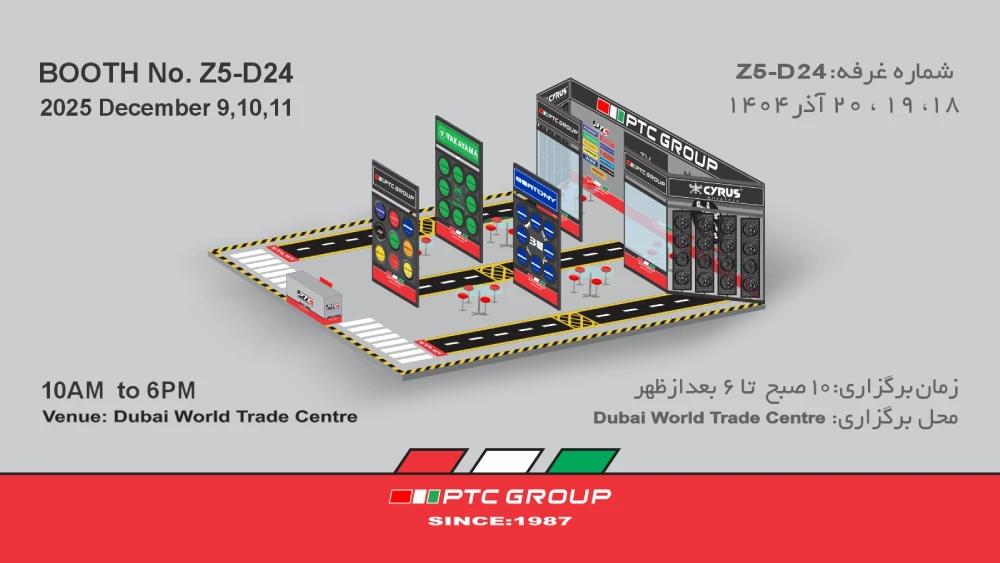 بنر دعوتنامه نمایشگاه اتومکانیکا دبی 2025 با تصویر سه‌بعدی غرفه PTC GROUP در Dubai World Trade Centre و اطلاعات زمان و شماره غرفه Z5-D24