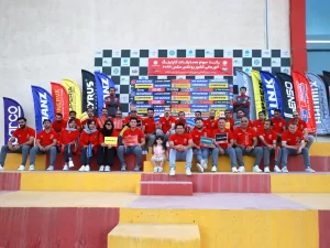 تصویر دسته جمعی همکاران هلدینگ PTC GROUP در کنار بنرها و استندهای برندهای این هلدینگ در مسابقات کارتینگ روتکس مکس سال 1403 در آیلند - به اسپانسری پی تی سی گروپ